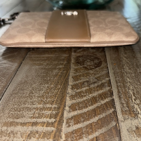 NWT,Coach signature coated canvas wristlet in khaki . - Picture 4 of 7